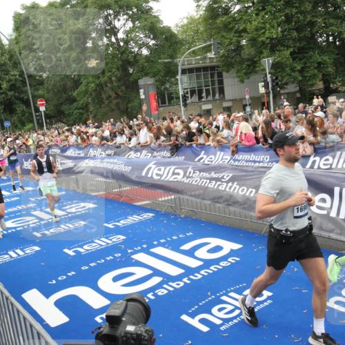 29.06.2025 - hella hamburg halbmarathon Michael Strokosch http://msf.ph/oto/8537961 29.06.2025 10:51:56 Ziel  meine-sportfotos.de