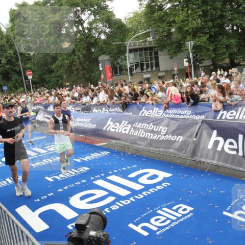 29.06.2025 - hella hamburg halbmarathon Michael Strokosch http://msf.ph/oto/8537965 29.06.2025 10:51:56 Ziel  meine-sportfotos.de