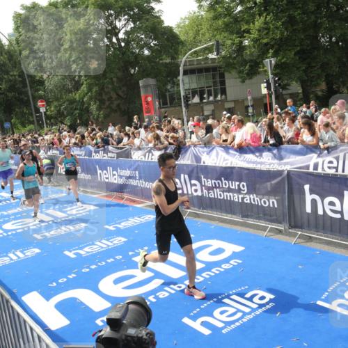 29.06.2025 - hella hamburg halbmarathon Michael Strokosch http://msf.ph/oto/8537966 29.06.2025 10:34:05 Ziel  meine-sportfotos.de