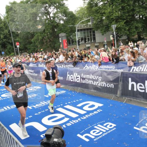 29.06.2025 - hella hamburg halbmarathon Michael Strokosch http://msf.ph/oto/8537967 29.06.2025 10:51:57 Ziel  meine-sportfotos.de