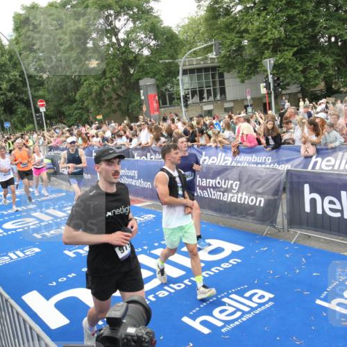 29.06.2025 - hella hamburg halbmarathon Michael Strokosch http://msf.ph/oto/8537969 29.06.2025 10:51:57 Ziel  meine-sportfotos.de