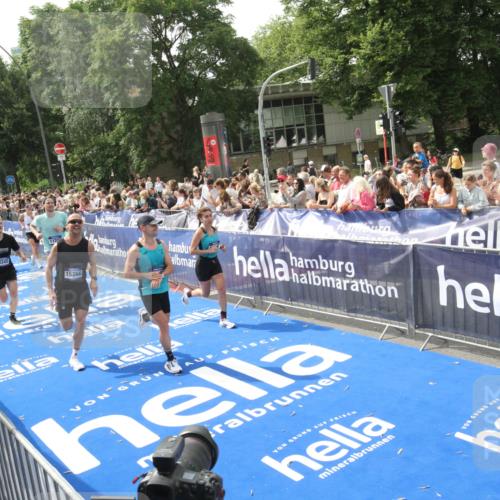 29.06.2025 - hella hamburg halbmarathon Michael Strokosch http://msf.ph/oto/8537972 29.06.2025 10:34:07 Ziel  meine-sportfotos.de
