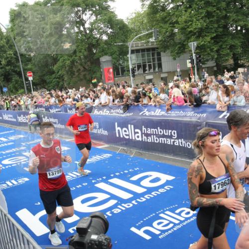 29.06.2025 - hella hamburg halbmarathon Michael Strokosch http://msf.ph/oto/8537983 29.06.2025 10:52:01 Ziel  meine-sportfotos.de