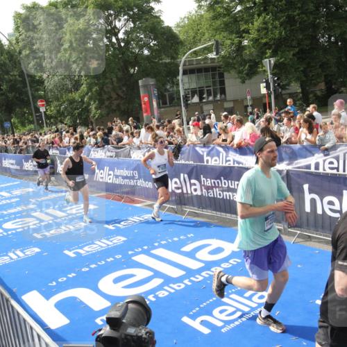 29.06.2025 - hella hamburg halbmarathon Michael Strokosch http://msf.ph/oto/8537984 29.06.2025 10:34:09 Ziel  meine-sportfotos.de
