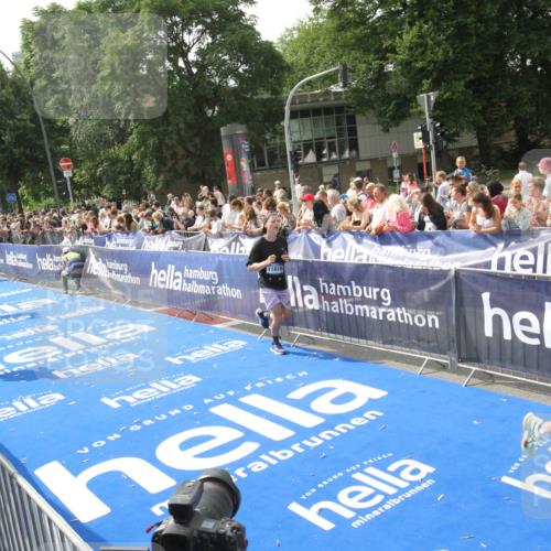 29.06.2025 - hella hamburg halbmarathon Michael Strokosch http://msf.ph/oto/8537994 29.06.2025 10:34:10 Ziel  meine-sportfotos.de