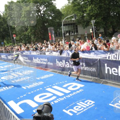 29.06.2025 - hella hamburg halbmarathon Michael Strokosch http://msf.ph/oto/8537996 29.06.2025 10:34:11 Ziel  meine-sportfotos.de