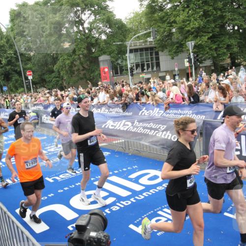 29.06.2025 - hella hamburg halbmarathon Michael Strokosch http://msf.ph/oto/8538002 29.06.2025 10:52:06 Ziel  meine-sportfotos.de
