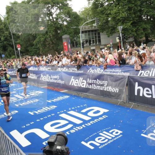 29.06.2025 - hella hamburg halbmarathon Michael Strokosch http://msf.ph/oto/8538011 29.06.2025 10:52:09 Ziel  meine-sportfotos.de