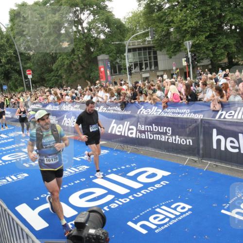 29.06.2025 - hella hamburg halbmarathon Michael Strokosch http://msf.ph/oto/8538015 29.06.2025 10:52:10 Ziel  meine-sportfotos.de