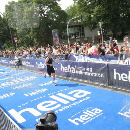 29.06.2025 - hella hamburg halbmarathon Michael Strokosch http://msf.ph/oto/8538016 29.06.2025 10:34:17 Ziel  meine-sportfotos.de