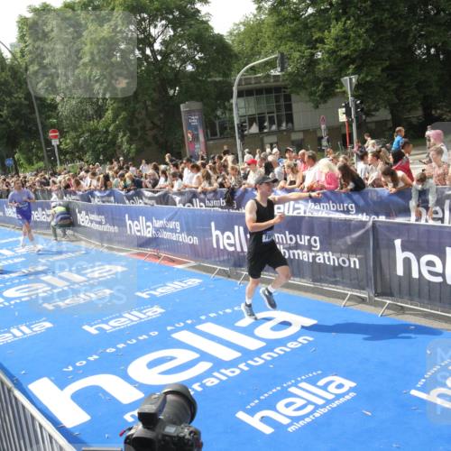 29.06.2025 - hella hamburg halbmarathon Michael Strokosch http://msf.ph/oto/8538018 29.06.2025 10:34:17 Ziel  meine-sportfotos.de