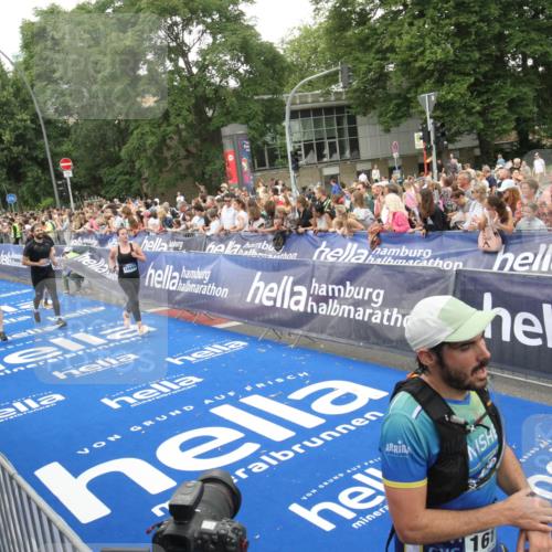 29.06.2025 - hella hamburg halbmarathon Michael Strokosch http://msf.ph/oto/8538019 29.06.2025 10:52:11 Ziel  meine-sportfotos.de