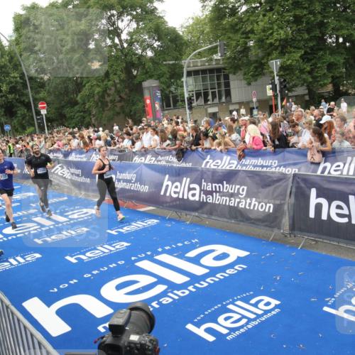 29.06.2025 - hella hamburg halbmarathon Michael Strokosch http://msf.ph/oto/8538021 29.06.2025 10:52:11 Ziel  meine-sportfotos.de