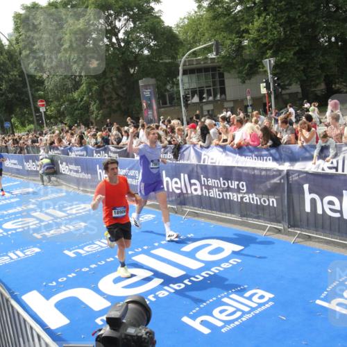 29.06.2025 - hella hamburg halbmarathon Michael Strokosch http://msf.ph/oto/8538022 29.06.2025 10:34:19 Ziel  meine-sportfotos.de