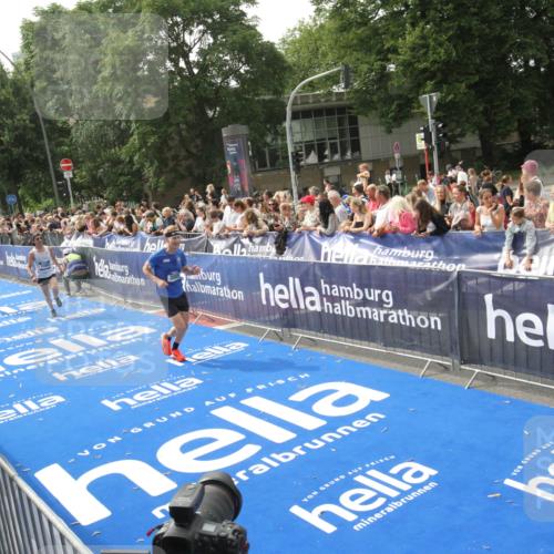 29.06.2025 - hella hamburg halbmarathon Michael Strokosch http://msf.ph/oto/8538028 29.06.2025 10:34:21 Ziel  meine-sportfotos.de