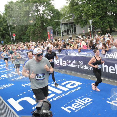 29.06.2025 - hella hamburg halbmarathon Michael Strokosch http://msf.ph/oto/8538029 29.06.2025 10:52:13 Ziel  meine-sportfotos.de