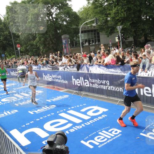 29.06.2025 - hella hamburg halbmarathon Michael Strokosch http://msf.ph/oto/8538032 29.06.2025 10:34:22 Ziel  meine-sportfotos.de