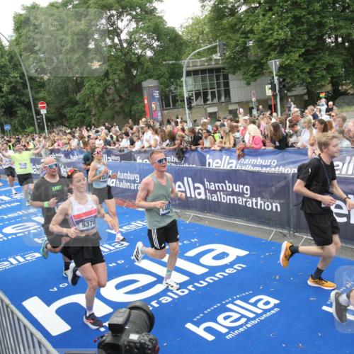 29.06.2025 - hella hamburg halbmarathon Michael Strokosch http://msf.ph/oto/8538035 29.06.2025 10:52:14 Ziel  meine-sportfotos.de
