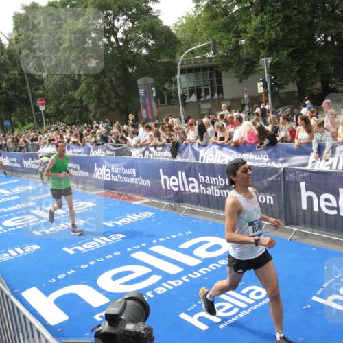 29.06.2025 - hella hamburg halbmarathon Michael Strokosch http://msf.ph/oto/8538037 29.06.2025 10:34:23 Ziel  meine-sportfotos.de
