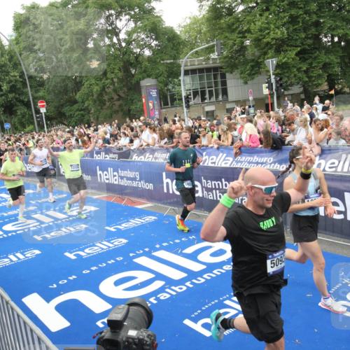 29.06.2025 - hella hamburg halbmarathon Michael Strokosch http://msf.ph/oto/8538038 29.06.2025 10:52:15 Ziel  meine-sportfotos.de