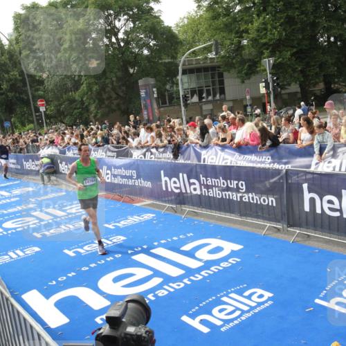 29.06.2025 - hella hamburg halbmarathon Michael Strokosch http://msf.ph/oto/8538039 29.06.2025 10:34:24 Ziel  meine-sportfotos.de