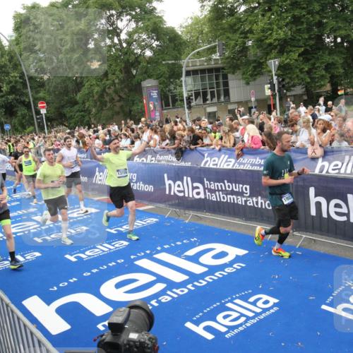 29.06.2025 - hella hamburg halbmarathon Michael Strokosch http://msf.ph/oto/8538042 29.06.2025 10:52:16 Ziel  meine-sportfotos.de