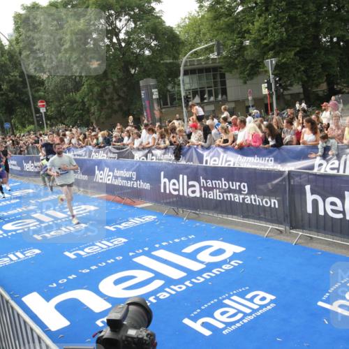 29.06.2025 - hella hamburg halbmarathon Michael Strokosch http://msf.ph/oto/8538045 29.06.2025 10:34:26 Ziel  meine-sportfotos.de
