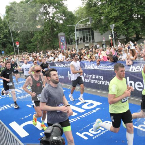 29.06.2025 - hella hamburg halbmarathon Michael Strokosch http://msf.ph/oto/8538050 29.06.2025 10:52:17 Ziel  meine-sportfotos.de