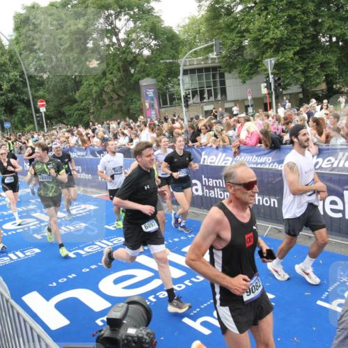 29.06.2025 - hella hamburg halbmarathon Michael Strokosch http://msf.ph/oto/8538054 29.06.2025 10:52:18 Ziel  meine-sportfotos.de