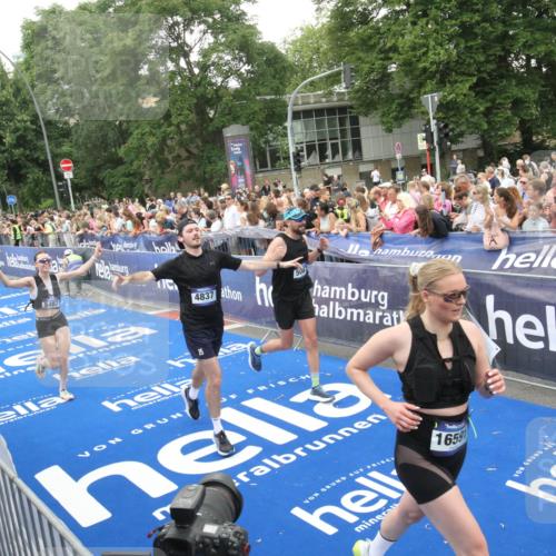29.06.2025 - hella hamburg halbmarathon Michael Strokosch http://msf.ph/oto/8538064 29.06.2025 10:52:20 Ziel  meine-sportfotos.de