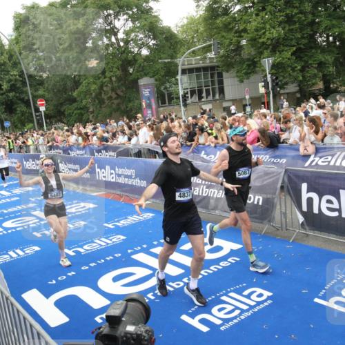 29.06.2025 - hella hamburg halbmarathon Michael Strokosch http://msf.ph/oto/8538067 29.06.2025 10:52:20 Ziel  meine-sportfotos.de