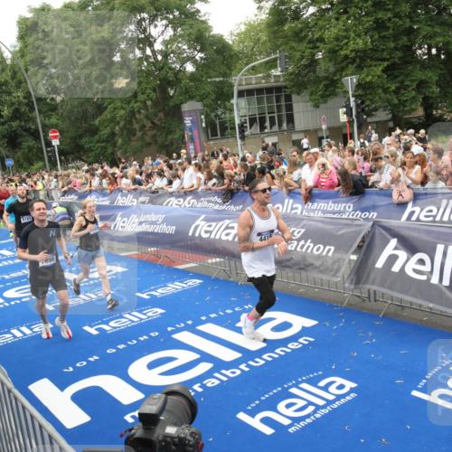 29.06.2025 - hella hamburg halbmarathon Michael Strokosch http://msf.ph/oto/8538082 29.06.2025 10:52:24 Ziel  meine-sportfotos.de