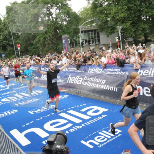 29.06.2025 - hella hamburg halbmarathon Michael Strokosch http://msf.ph/oto/8538088 29.06.2025 10:52:25 Ziel  meine-sportfotos.de