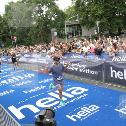 29.06.2025 - hella hamburg halbmarathon Michael Strokosch http://msf.ph/oto/8538108 29.06.2025 10:52:30 Ziel  meine-sportfotos.de