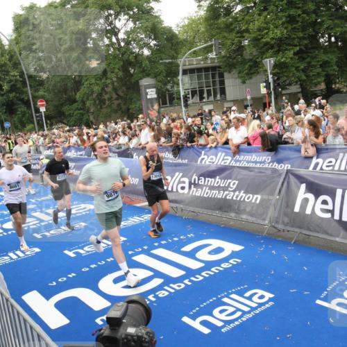 29.06.2025 - hella hamburg halbmarathon Michael Strokosch http://msf.ph/oto/8538115 29.06.2025 10:52:32 Ziel  meine-sportfotos.de