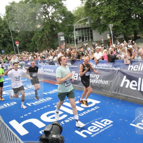 29.06.2025 - hella hamburg halbmarathon Michael Strokosch http://msf.ph/oto/8538116 29.06.2025 10:52:33 Ziel  meine-sportfotos.de