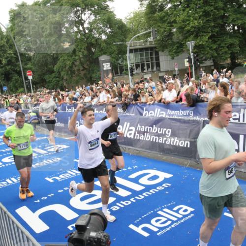 29.06.2025 - hella hamburg halbmarathon Michael Strokosch http://msf.ph/oto/8538120 29.06.2025 10:52:33 Ziel  meine-sportfotos.de