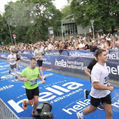 29.06.2025 - hella hamburg halbmarathon Michael Strokosch http://msf.ph/oto/8538125 29.06.2025 10:52:34 Ziel  meine-sportfotos.de