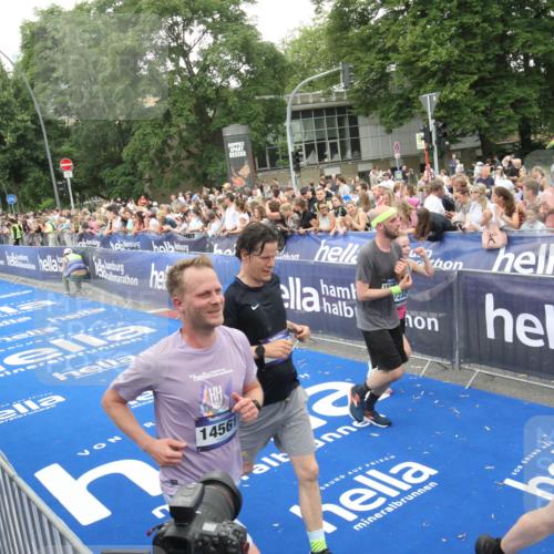 29.06.2025 - hella hamburg halbmarathon Michael Strokosch http://msf.ph/oto/8538135 29.06.2025 10:52:36 Ziel  meine-sportfotos.de
