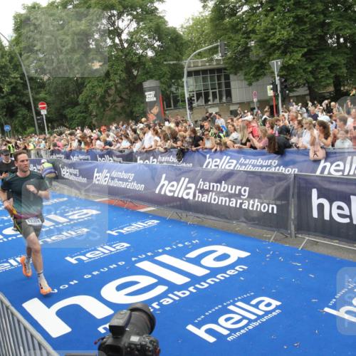 29.06.2025 - hella hamburg halbmarathon Michael Strokosch http://msf.ph/oto/8538145 29.06.2025 10:52:38 Ziel  meine-sportfotos.de