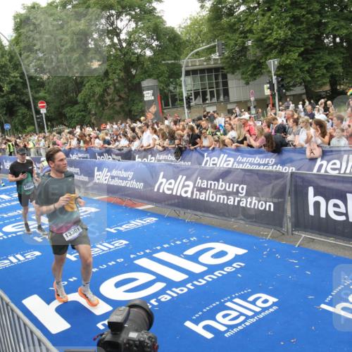 29.06.2025 - hella hamburg halbmarathon Michael Strokosch http://msf.ph/oto/8538147 29.06.2025 10:52:39 Ziel  meine-sportfotos.de