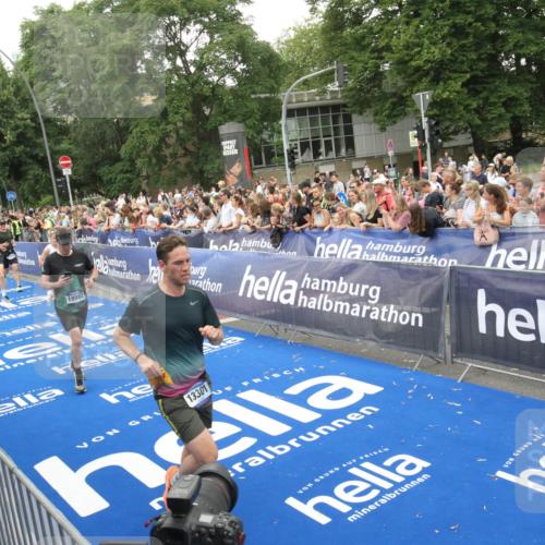 29.06.2025 - hella hamburg halbmarathon Michael Strokosch http://msf.ph/oto/8538149 29.06.2025 10:52:39 Ziel  meine-sportfotos.de