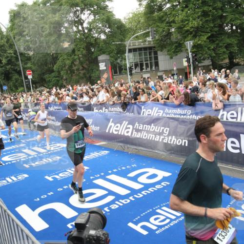 29.06.2025 - hella hamburg halbmarathon Michael Strokosch http://msf.ph/oto/8538153 29.06.2025 10:52:40 Ziel  meine-sportfotos.de