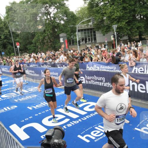 29.06.2025 - hella hamburg halbmarathon Michael Strokosch http://msf.ph/oto/8538165 29.06.2025 10:52:42 Ziel  meine-sportfotos.de