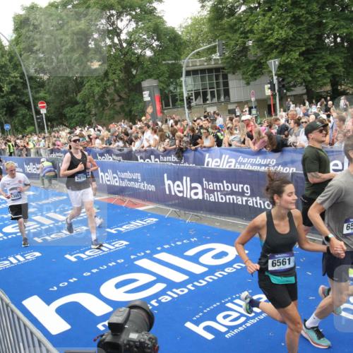 29.06.2025 - hella hamburg halbmarathon Michael Strokosch http://msf.ph/oto/8538168 29.06.2025 10:52:42 Ziel  meine-sportfotos.de