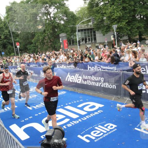 29.06.2025 - hella hamburg halbmarathon Michael Strokosch http://msf.ph/oto/8538182 29.06.2025 10:52:46 Ziel  meine-sportfotos.de