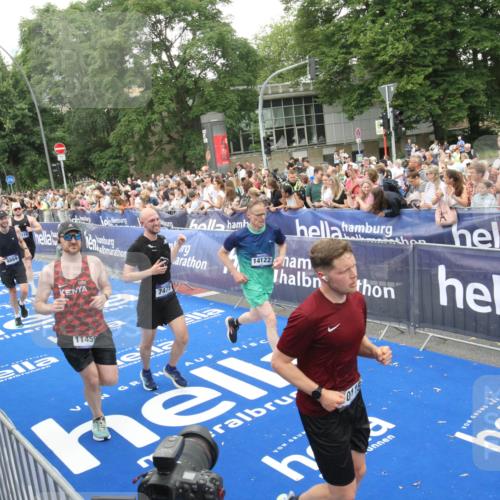 29.06.2025 - hella hamburg halbmarathon Michael Strokosch http://msf.ph/oto/8538184 29.06.2025 10:52:46 Ziel  meine-sportfotos.de