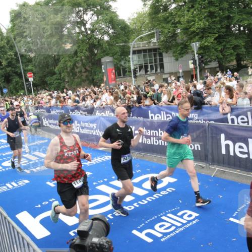 29.06.2025 - hella hamburg halbmarathon Michael Strokosch http://msf.ph/oto/8538186 29.06.2025 10:52:47 Ziel  meine-sportfotos.de