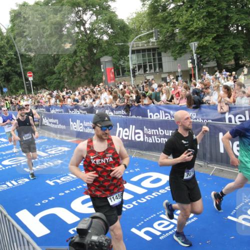 29.06.2025 - hella hamburg halbmarathon Michael Strokosch http://msf.ph/oto/8538188 29.06.2025 10:52:47 Ziel  meine-sportfotos.de