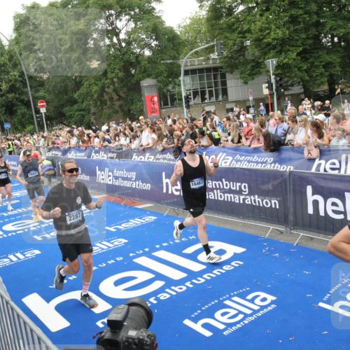 29.06.2025 - hella hamburg halbmarathon Michael Strokosch http://msf.ph/oto/8538203 29.06.2025 10:52:51 Ziel  meine-sportfotos.de